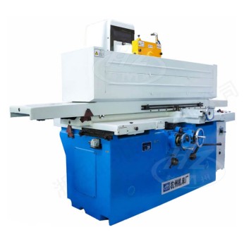 Máy mài mặt phẳng trục ngang chính xác MM7132A×16, MM7132B×16, MM7132B×16/LC được thiết kế chuyên dụng để thực hiện các công đoạn mài tinh các bề mặt phẳng với độ chính xác cao. Máy được ứng dụng rộng rãi trong các xưởng gia công cơ khí, nhà máy sản xuất linh kiện chính xác, và các đơn vị sản xuất công nghiệp đòi hỏi chất lượng cao. Với cấu trúc vững chắc và hệ thống điều khiển hiện đại, máy mang đến hiệu suất làm việc ổn định và đáng tin cậy.
