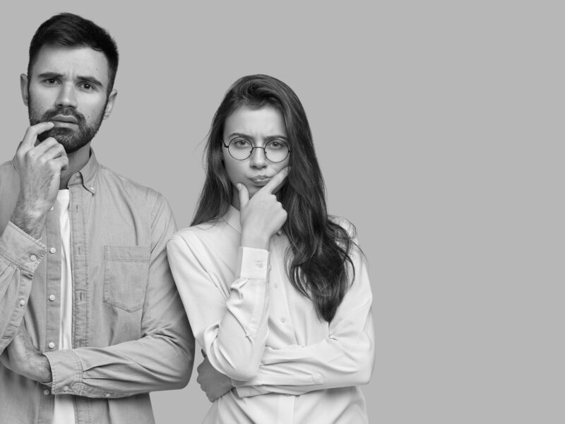 fotos de menina fake cacheada - confiança no relacionamento